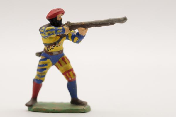 Landsknecht musket shooter standing with beret